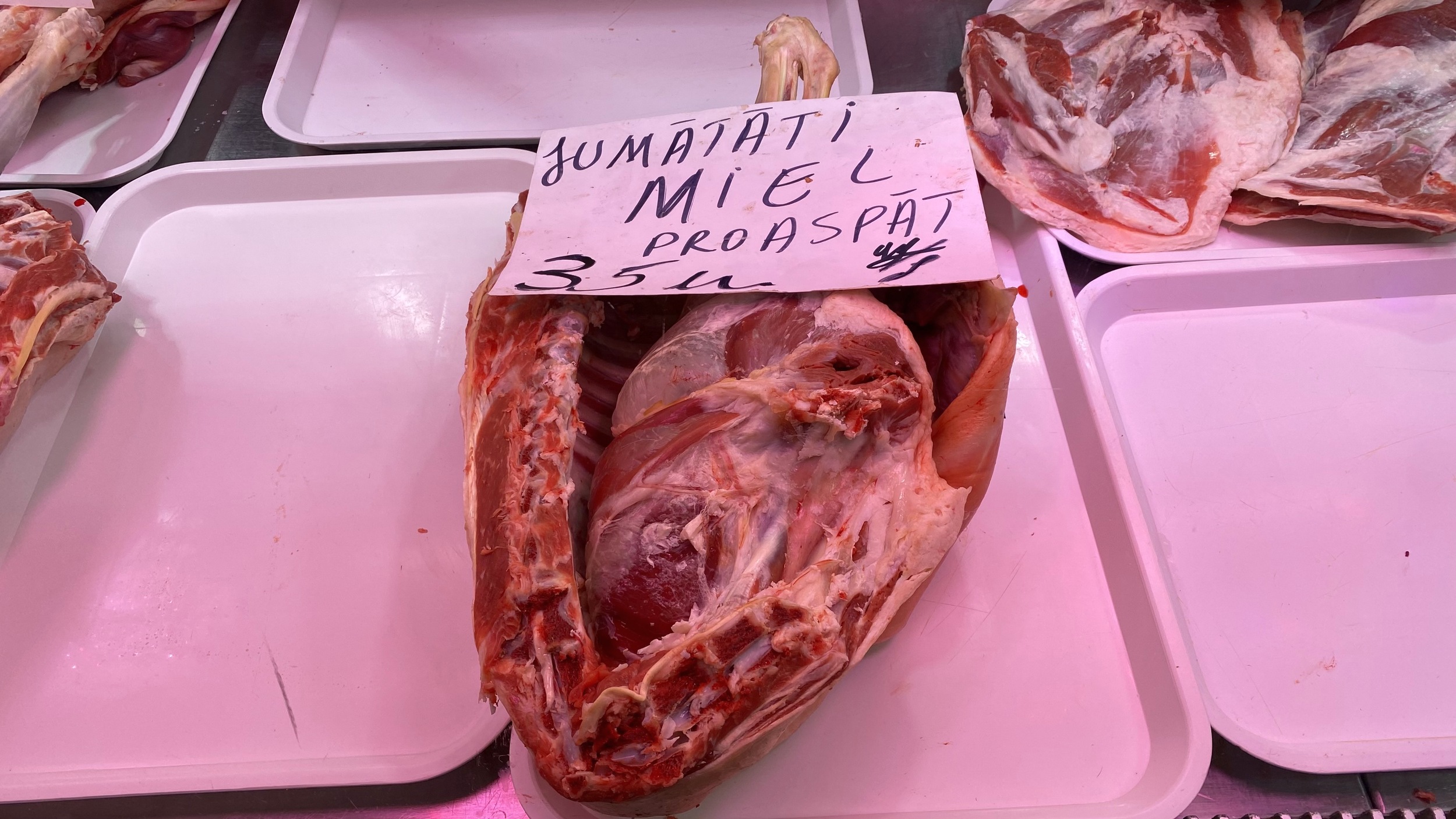 Cât costă un kilogram de carne de miel pentru Paște 2024? „Mielul dobrogean, mai bun de la an la an!”