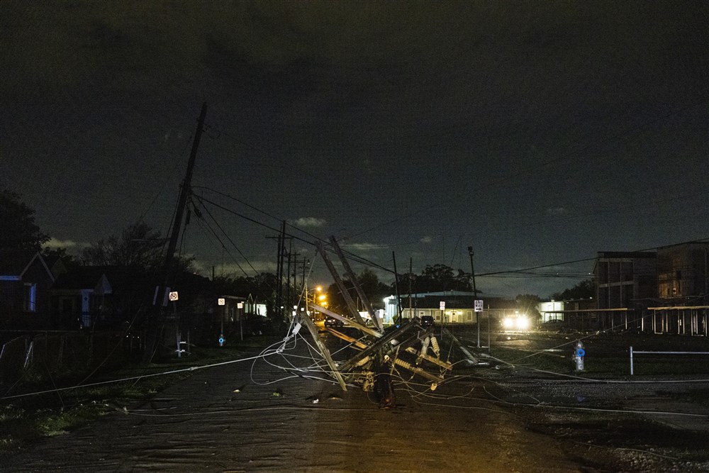 Șase state din SUA au rămas fără curent electric, după ce au fost lovite de tornade și de o furtună violentă