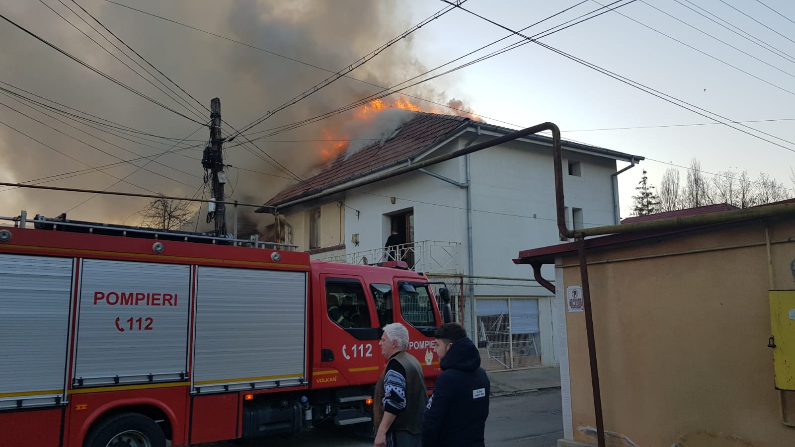 Incendiu puternic într-un cartier din Iași. Mai multe case au fost cuprinse de flăcări / FOTO&VIDEO
