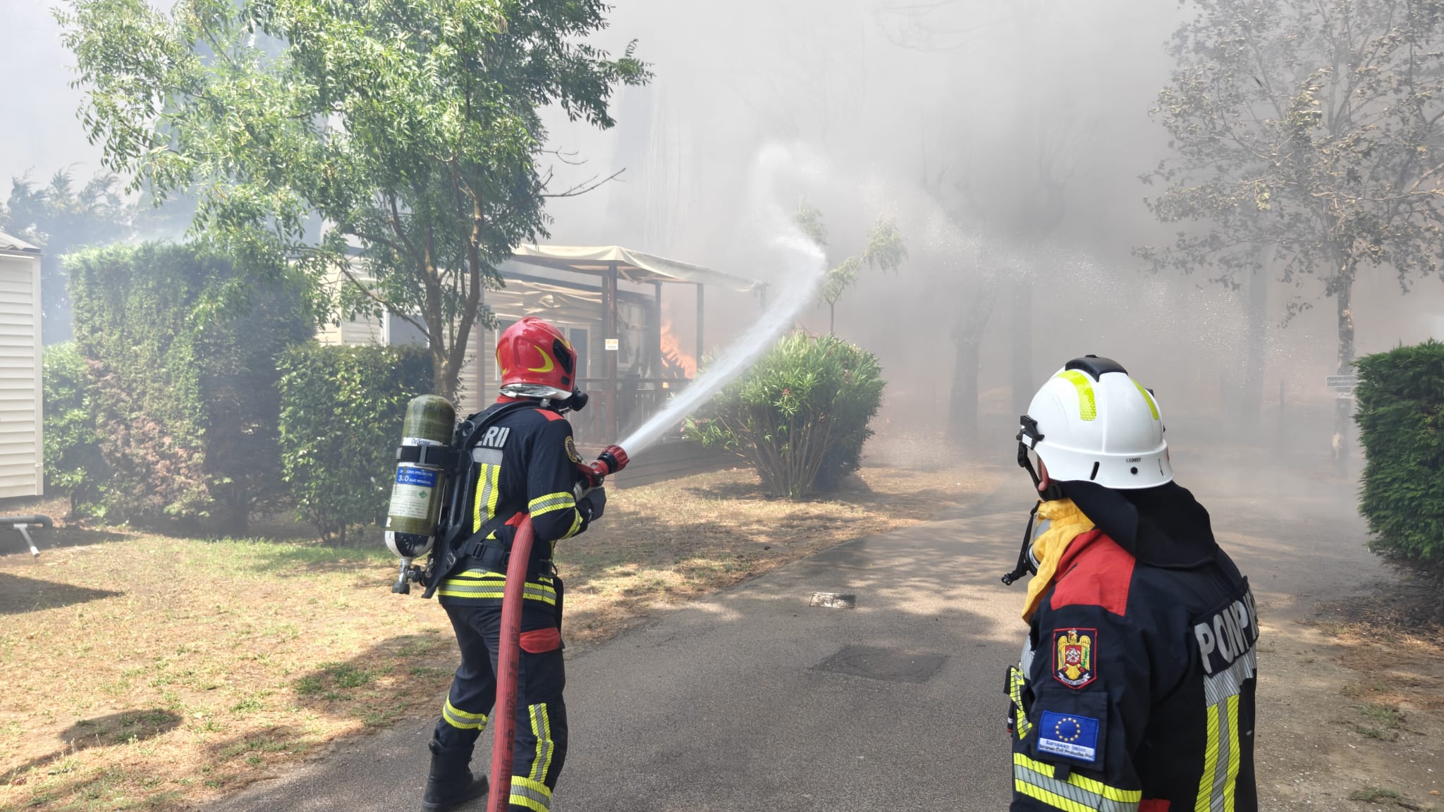 Pompieri români, la datorie în Franța pentru stingerea unui incendiu de vegetație care a afectat un camping. Peste 150 de butelii GPL, evacuate