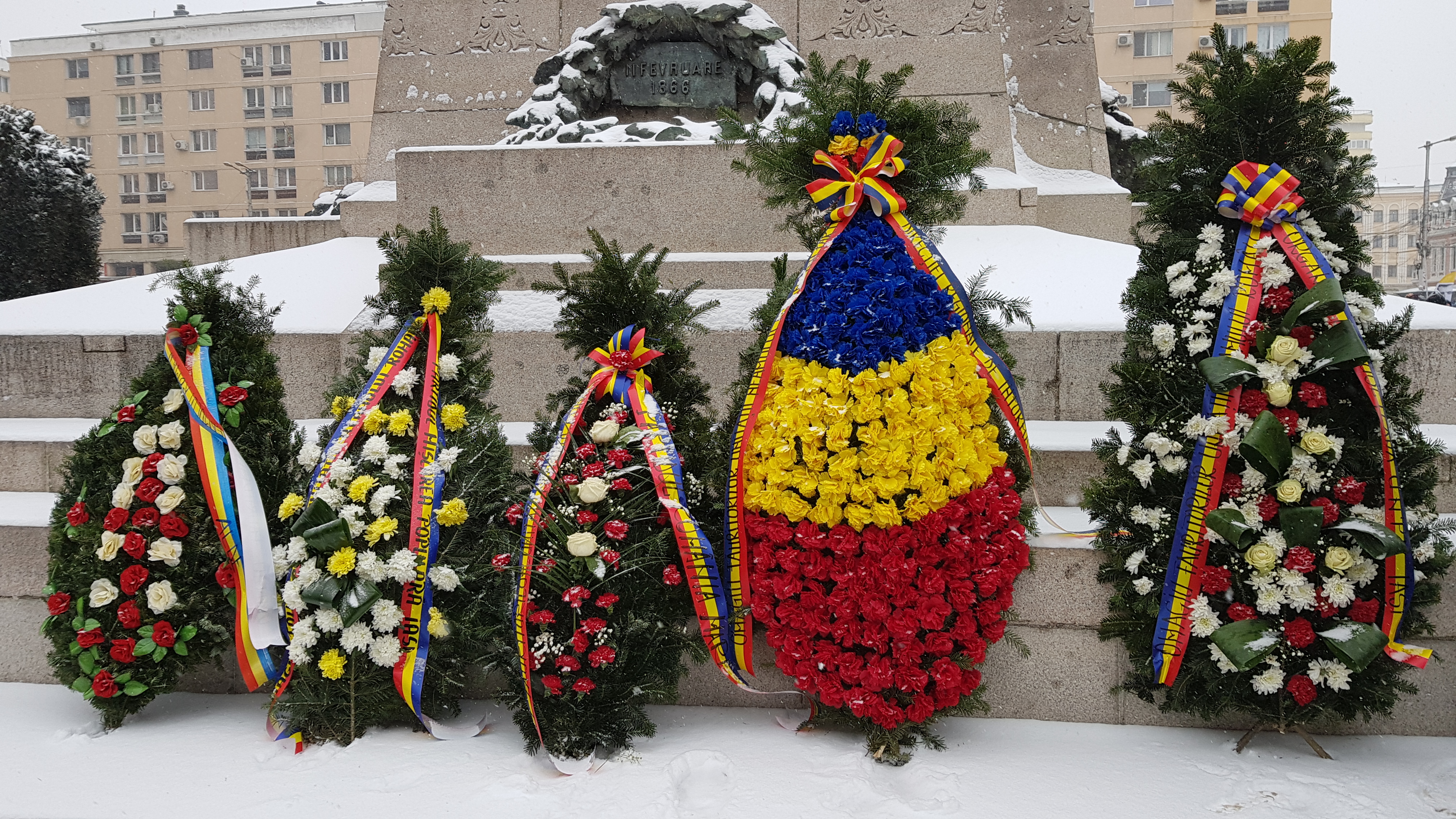 VIDEO&FOTO/ Ninsoare abundentă, huiduieli și discursuri anoste la Iași, în ziua Micii Uniri