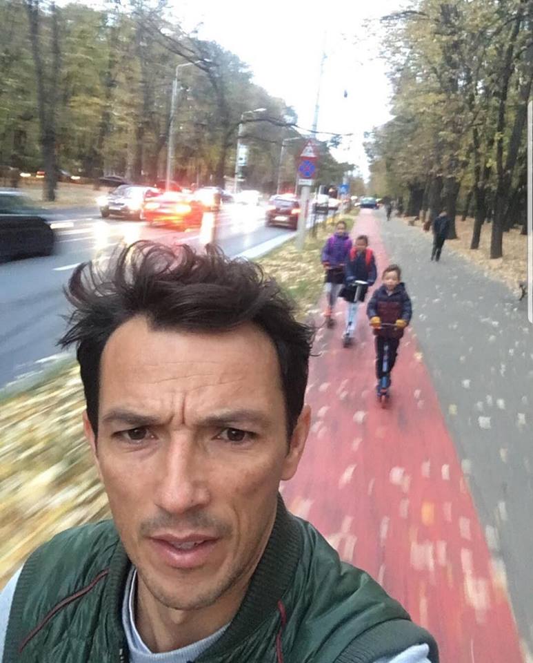 EXCLUSIV/ Fostul fotbalist George Ogăraru a lăsat Olanda și peregrinările prin lume și s-a stabilit la Iași. "Ne-am întors pentru a nu pierde valorile moștenite de la părinți și bunici"