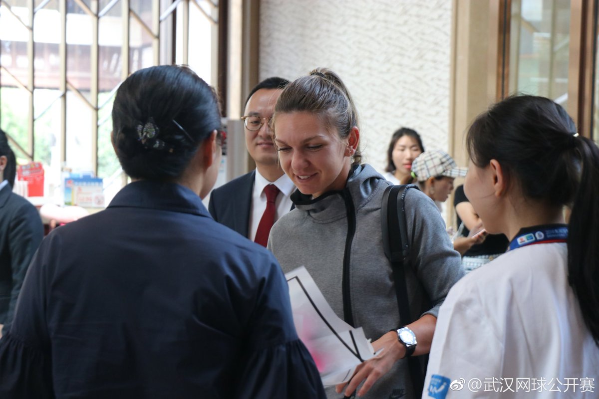 Simona Halep a ajuns la Wuhan. Primire de gală pentru numărul 1 mondial | GALERIE FOTO