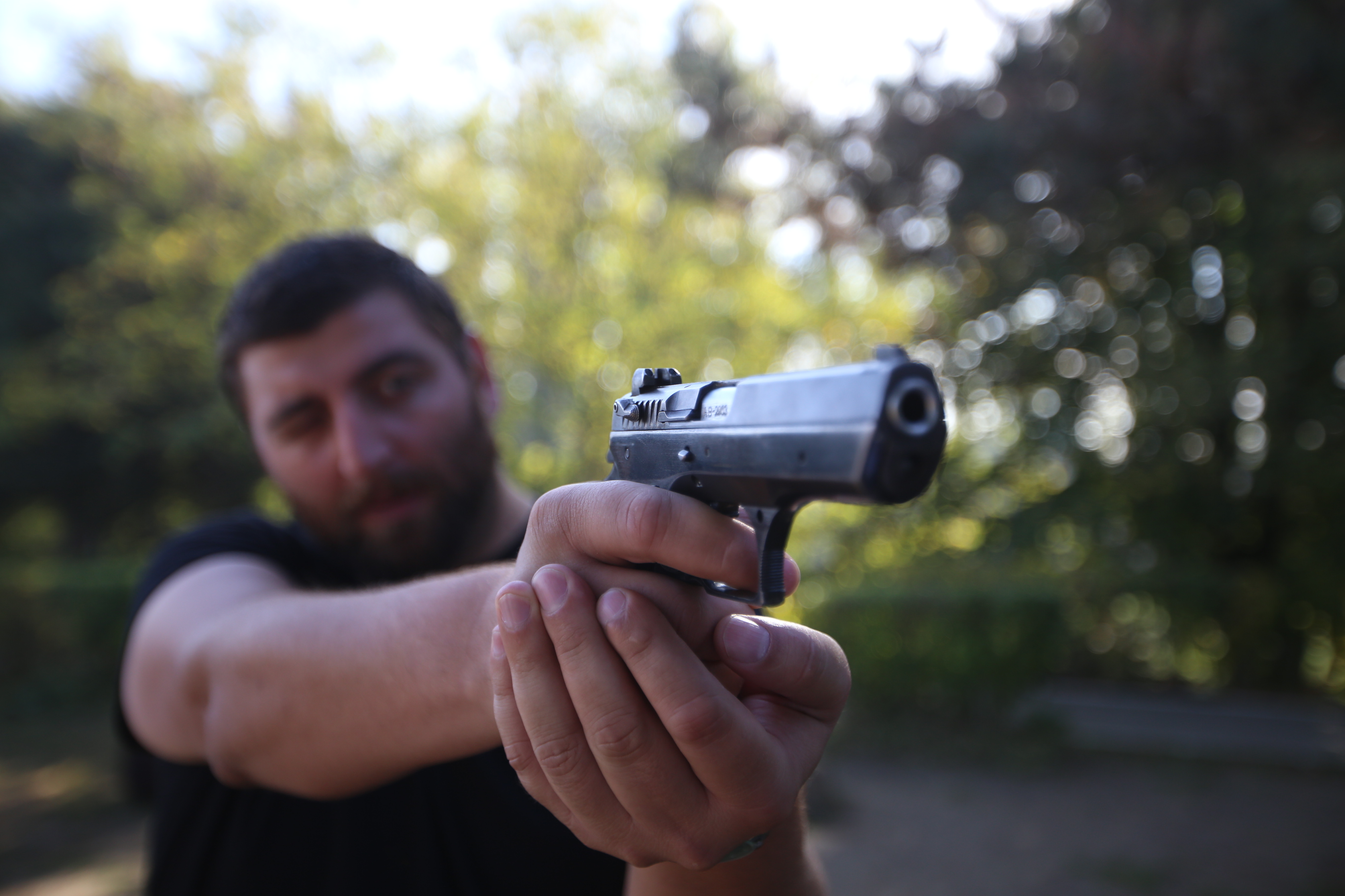VIDEO | Reportaj cu arma-n mână. Am testat mitraliera NATO și pistolul pentru luptă urbană