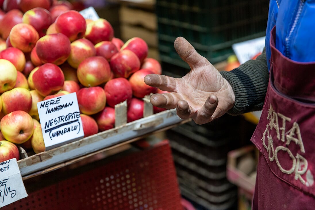 REPORTAJ. Supărarea comercianților dintr-o piață de la marginea Bucureștiului pe aglomerația de la Obor: “I-au văzut pe ei așa și ce au zis, hai să îi închidem pe toți”