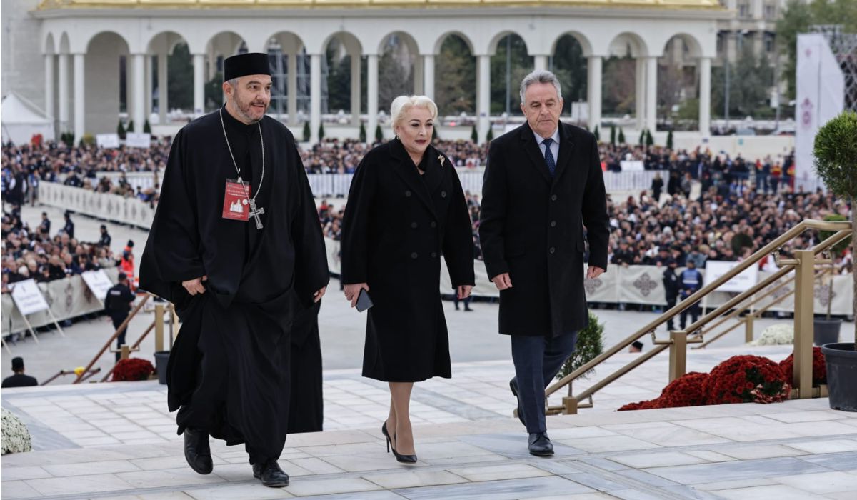 Ceremonia de sfințire a picturii Catedralei Mântuirii Neamului. Peste 12.500 de oameni, printre care Nicușor Dan, Ilie Bolojan, Traian Băsescu și Emil Constantinescu, au fost martori la citirea actului de sfințire