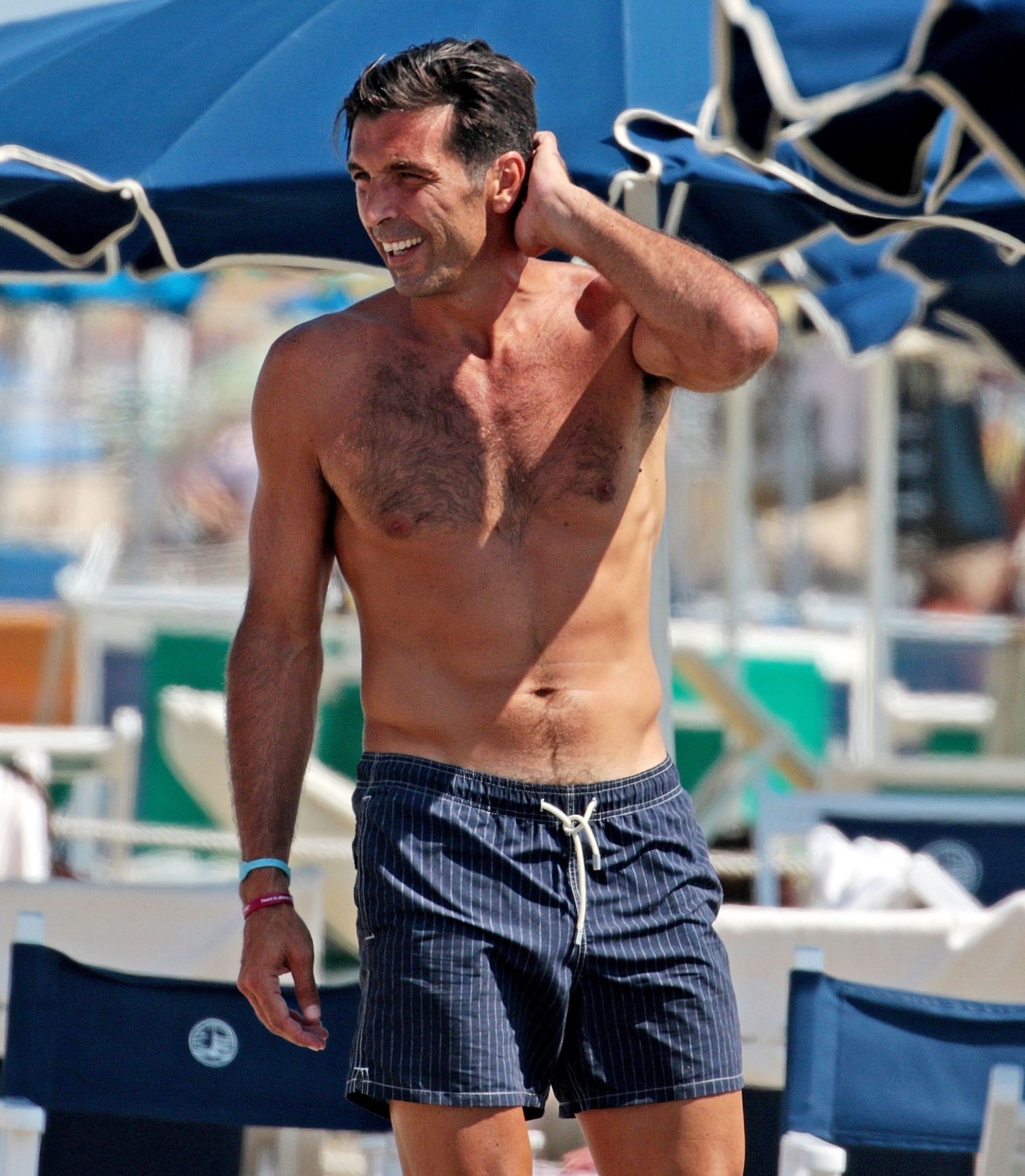 Gianluigi Buffon s-a bronzat pe Riviera italiană, după ce a semnat pentru PSG / GALERIE FOTO