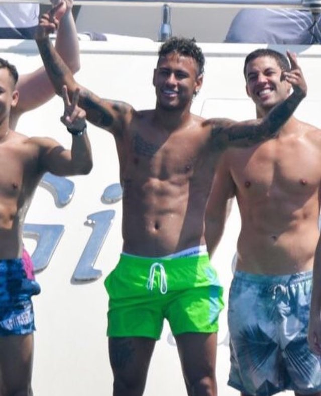 Neymar a sărbătorit transferul la PSG, la Saint-Tropez, cu prietenii și cu fete | FOTO&VIDEO
