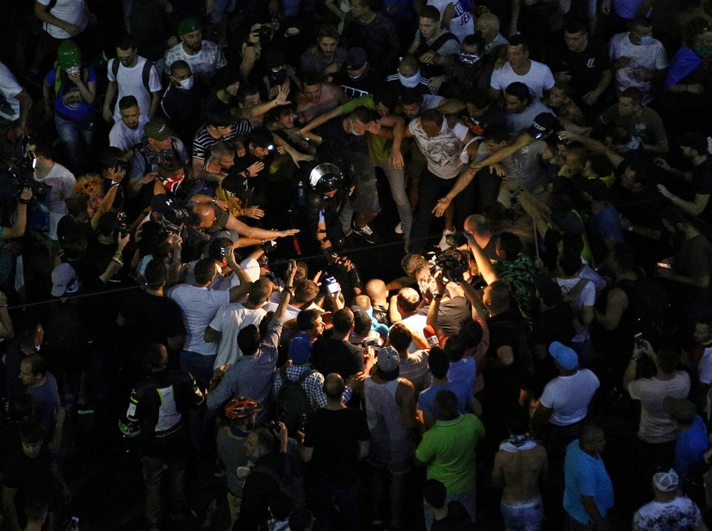 Doi jandarmi au fost luați la bătaie de protestatari. O femeie a cazut pradă furiei manifestanților