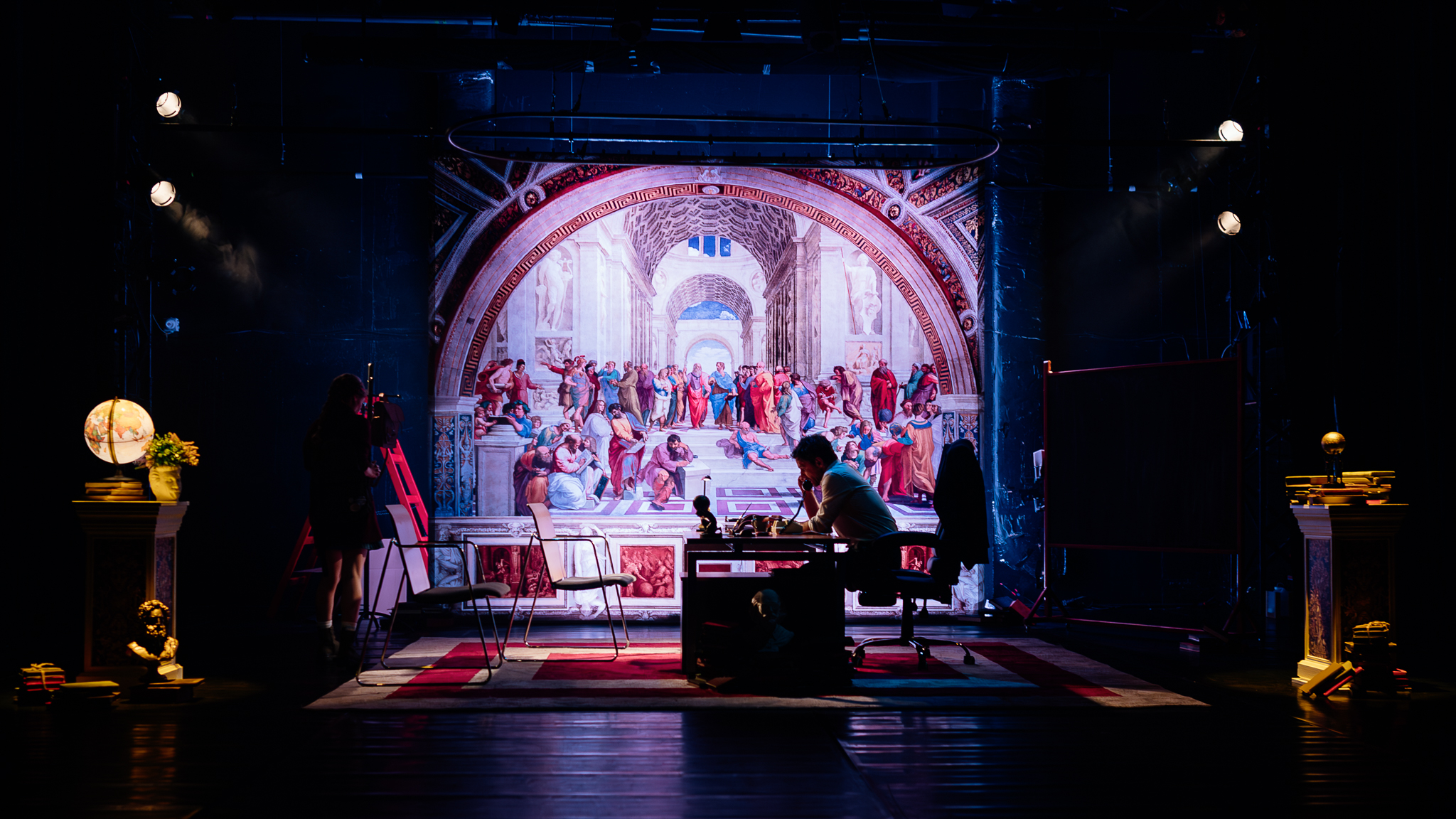 INTERVIU | Abuzul de putere dintre un profesor și o studentă, explorat într-un spectacol de teatru: „Pune sub lupă responsabilitatea actului educațional”