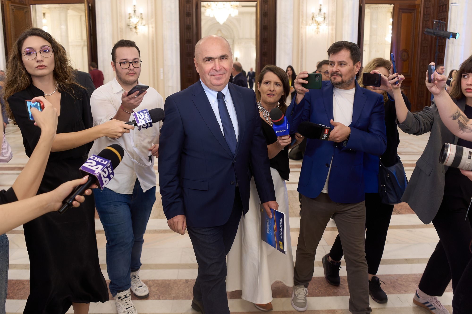 Reacția lui Mihai Bobonete după ce Ilie Bolojan a anunțat că se fac concedieri la Senat: „Angajați pe pile”