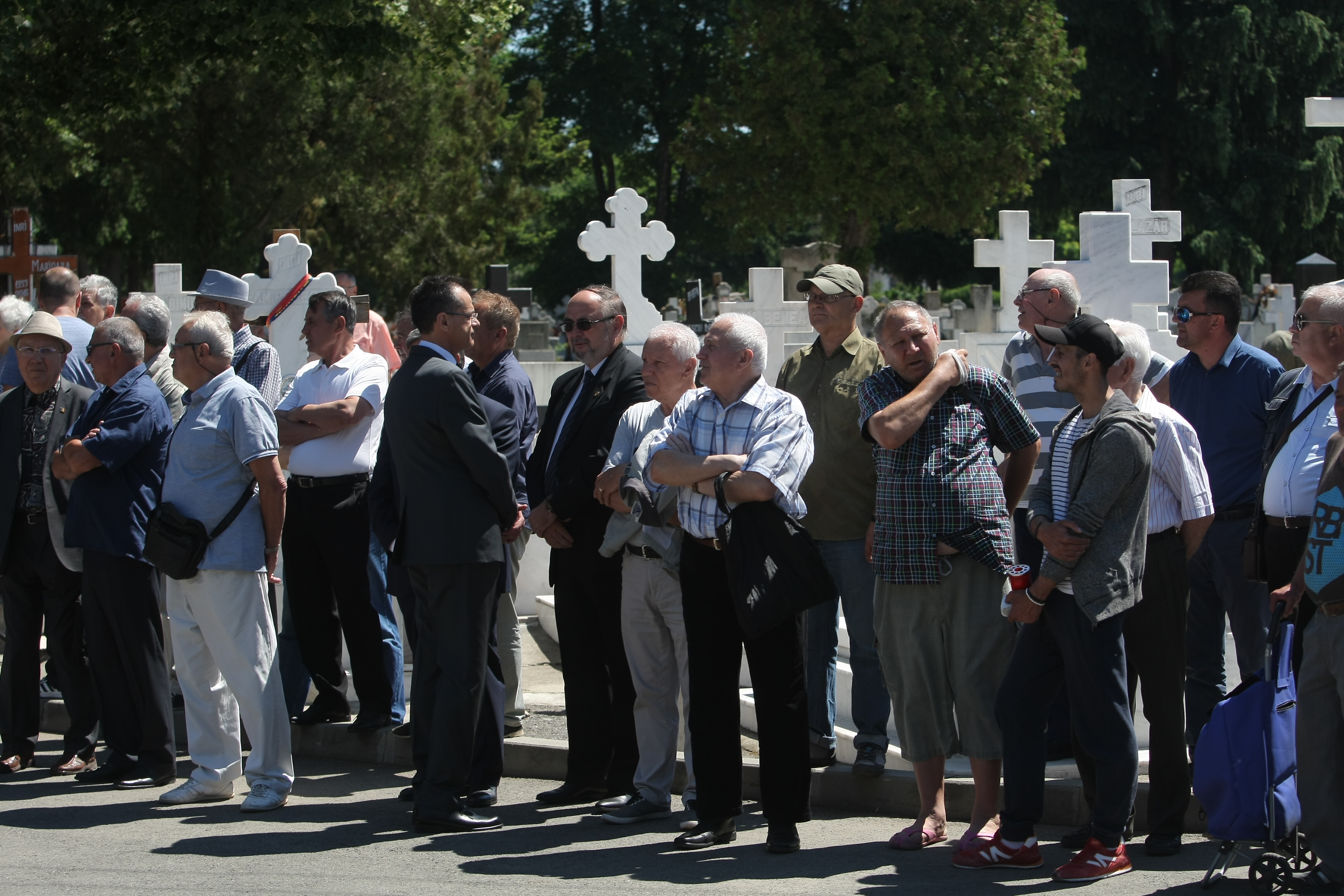FOTO/ Cristina Țopescu, împietrită de durere la înmormântarea tatălui ei. Frații acesteia i-au fost alături