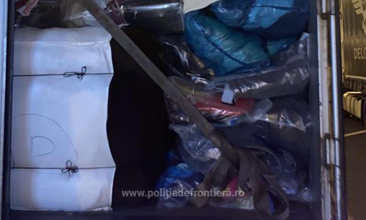 Peste 78 de tone de deșeuri din plastic, cauciucuri şi haine uzate. Produsele care erau expediate din Italia și Germania, oprite la vama Nădlac