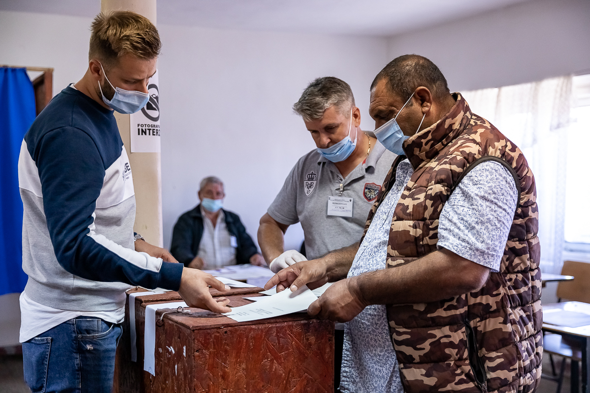 Cozi la alegeri în Ţăndărei, fost focar de Covid-19. Oamenii au votat pentru “şuşale”