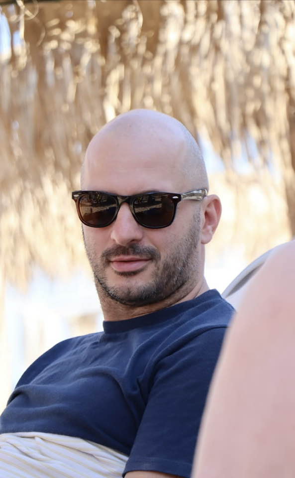 Cine este Andrei Mateiu, actorul din serialul „Brigda Nimic”, difuzat în curând la Pro TV. „Mă mai strigă lumea. Îmi spun Costeluș”