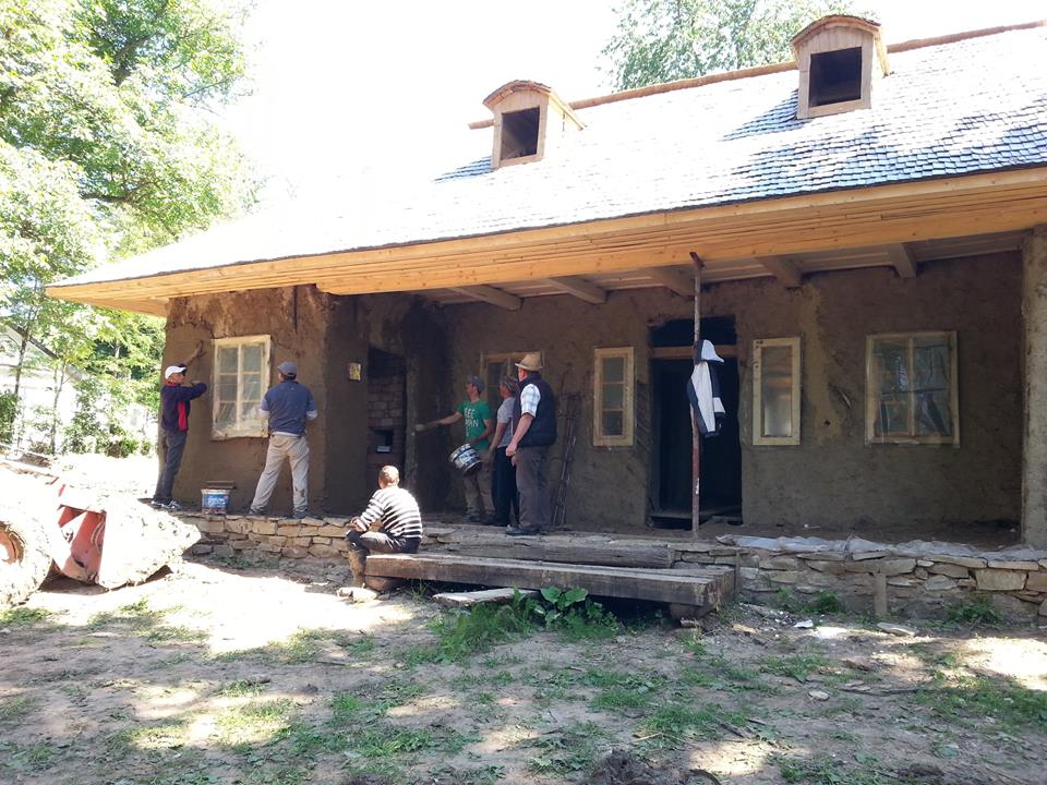 Clacă la casa lui George Enescu! Voluntarii au reparat pereții cu mâinile goale