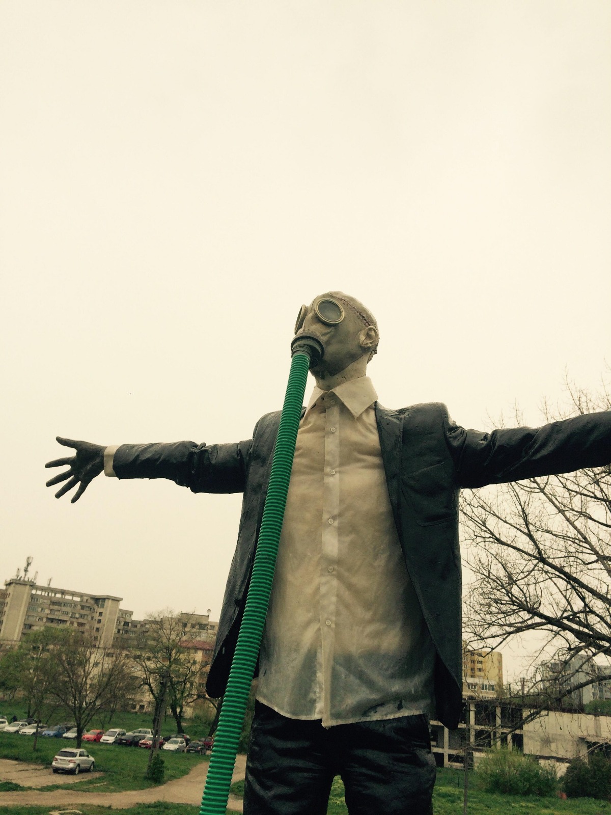 Încă o apariție șocantă la Timișoara: Cristo Redentor, reinterpretat de Grupul Baraka. Artiștii au mai expus anul trecut un „mort” cu penisul în erecție/ FOTO