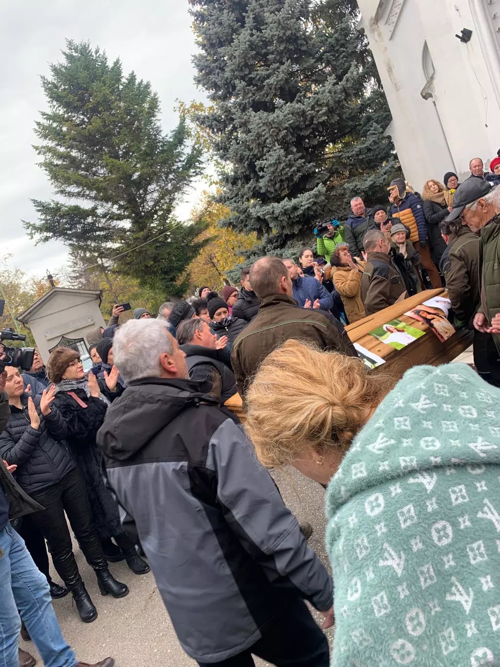 Primul soț al Ronei Hartner a venit la înmormântarea artistei. Rocco Sedano a însoțit-o pe fiica lui, Rita Sumalya FOTO