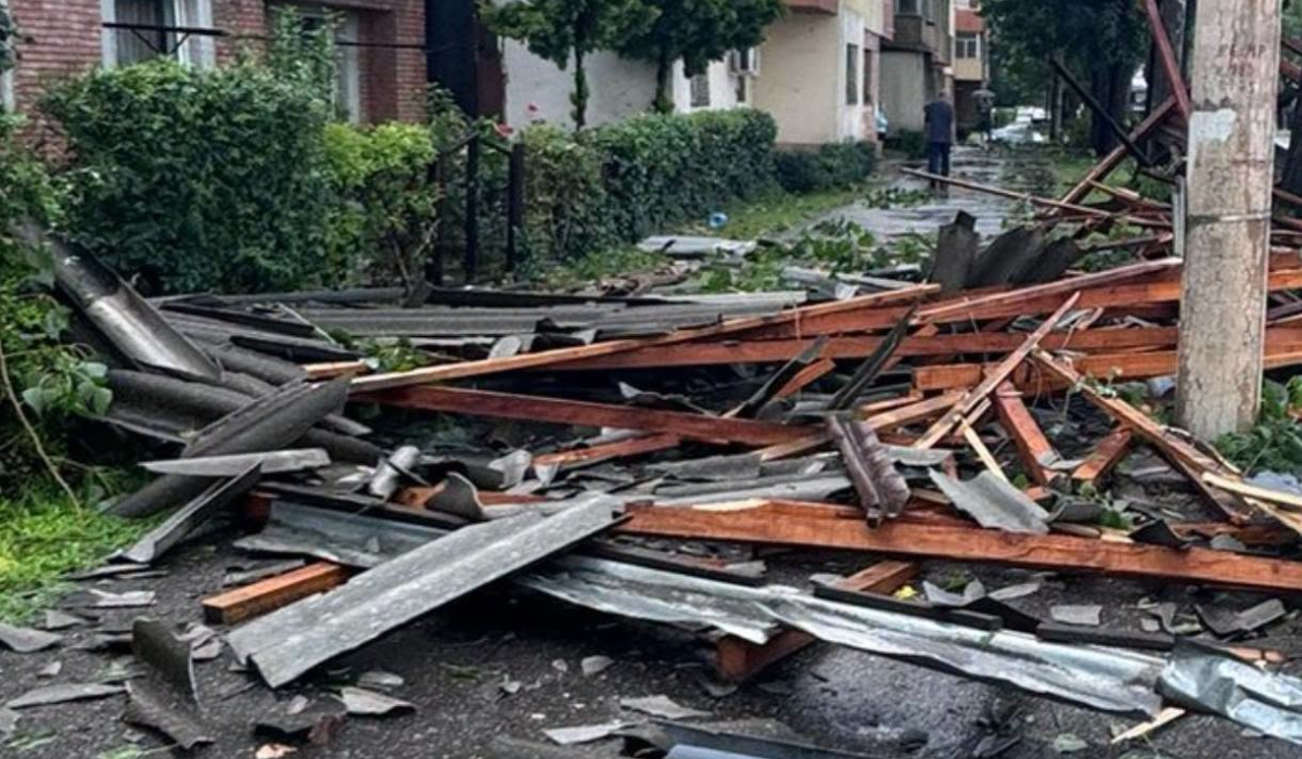 Codul roșu de furtuni a făcut prăpăd în Târgoviște: vântul a smuls și aruncat în stradă acoperișul unui bloc, zeci de copaci au fost puși la pământ