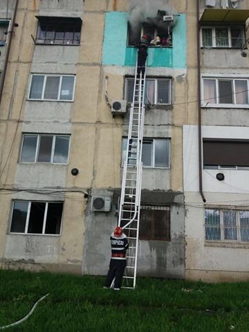Incendiu violent în Florești, județul Prahova. 30 de oameni, evacuați din clădirea cuprinsă de flăcări