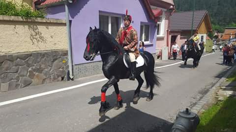 Mii de oameni au asistat la Parada Junilor la Brașov | GALERIE FOTO