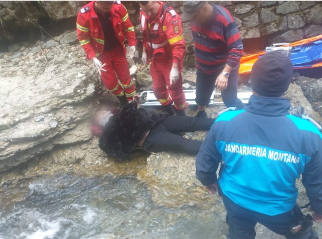 Un bărbat din Curtea de Argeş, recuperat de salvatori după ce a căzut în Canionul Valea lui Stan