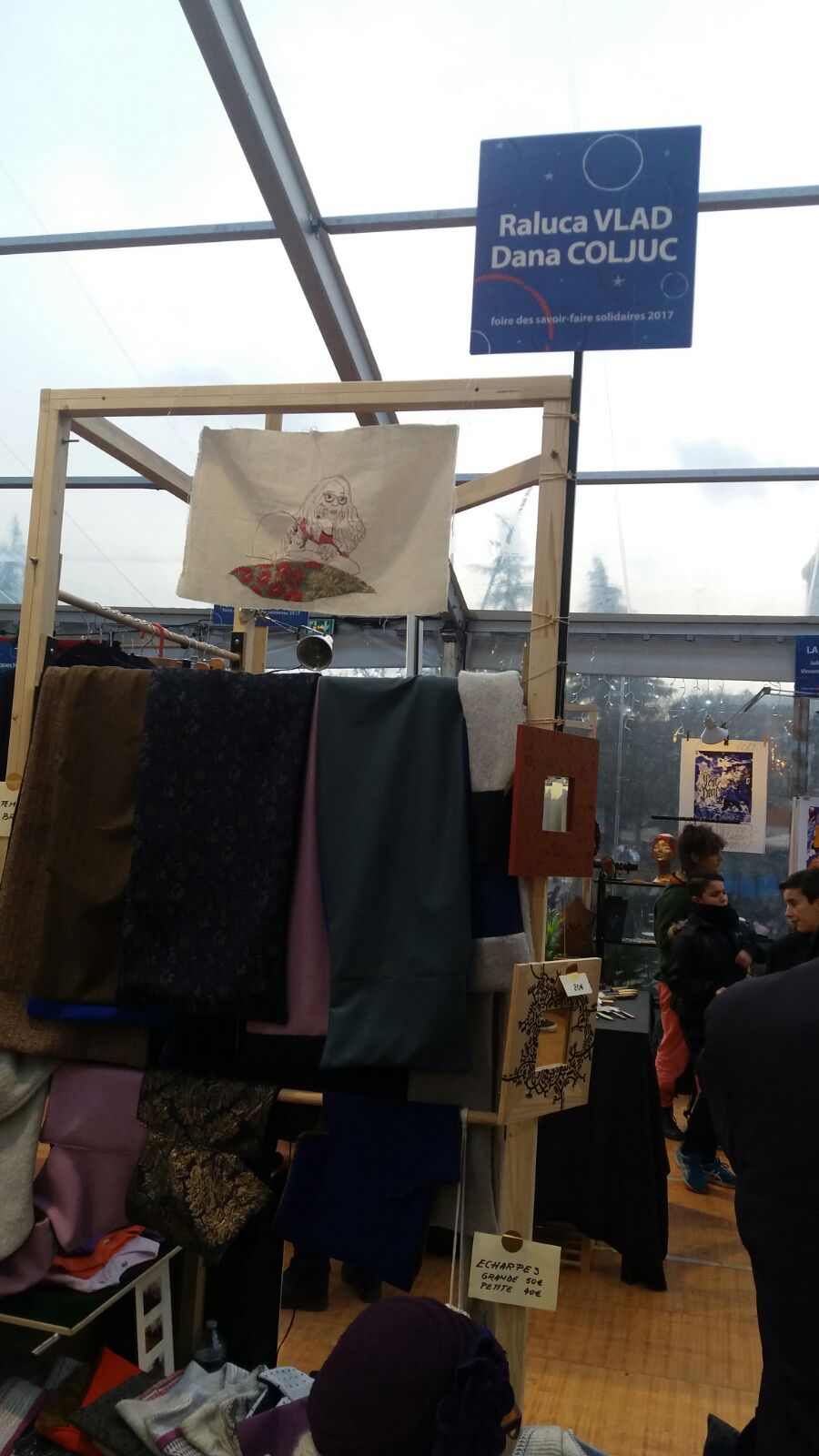 FOTO/Târgul de Crăciun din Saint-Denis - Paris are puțin din farmecul românesc. Un artizan francez imprimă haine cu imagini din București