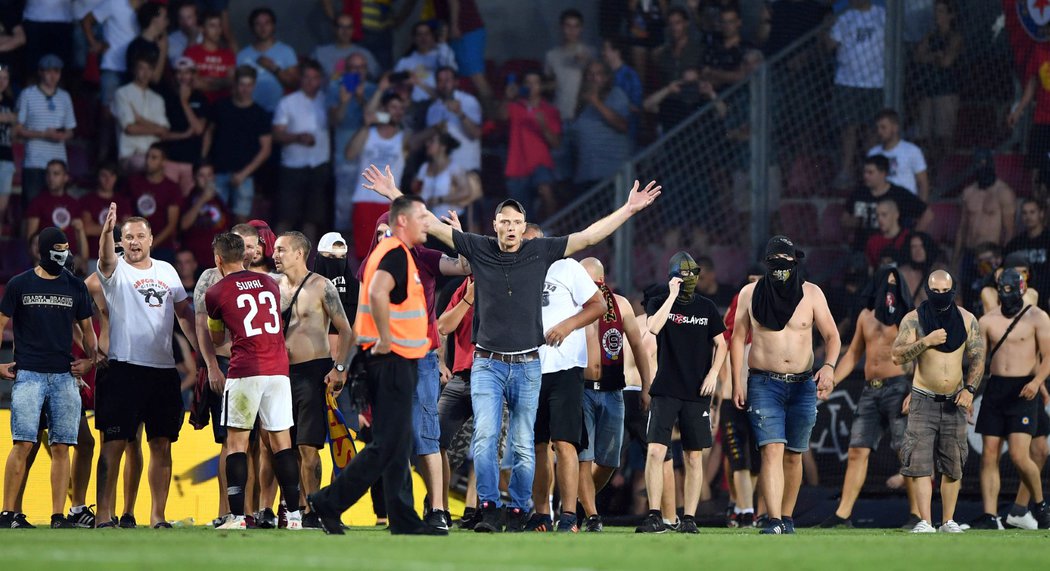 Arbitrul Colțescu a scăpat miraculos din revoluția de la Praga | FOTO&VIDEO