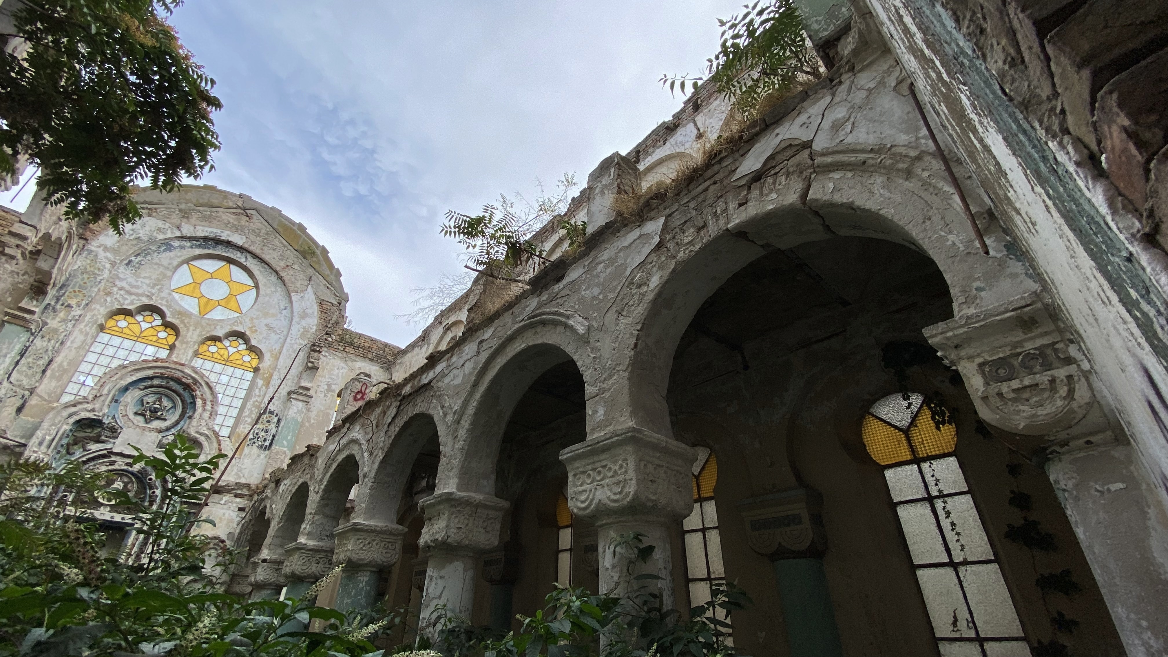 Sinagoga din Constanța, ruina de la malul mării. Clădirea comunității evreiești e în pericol de prăbușire, dar urmează să fie readusă la viață cu două milioane de euro