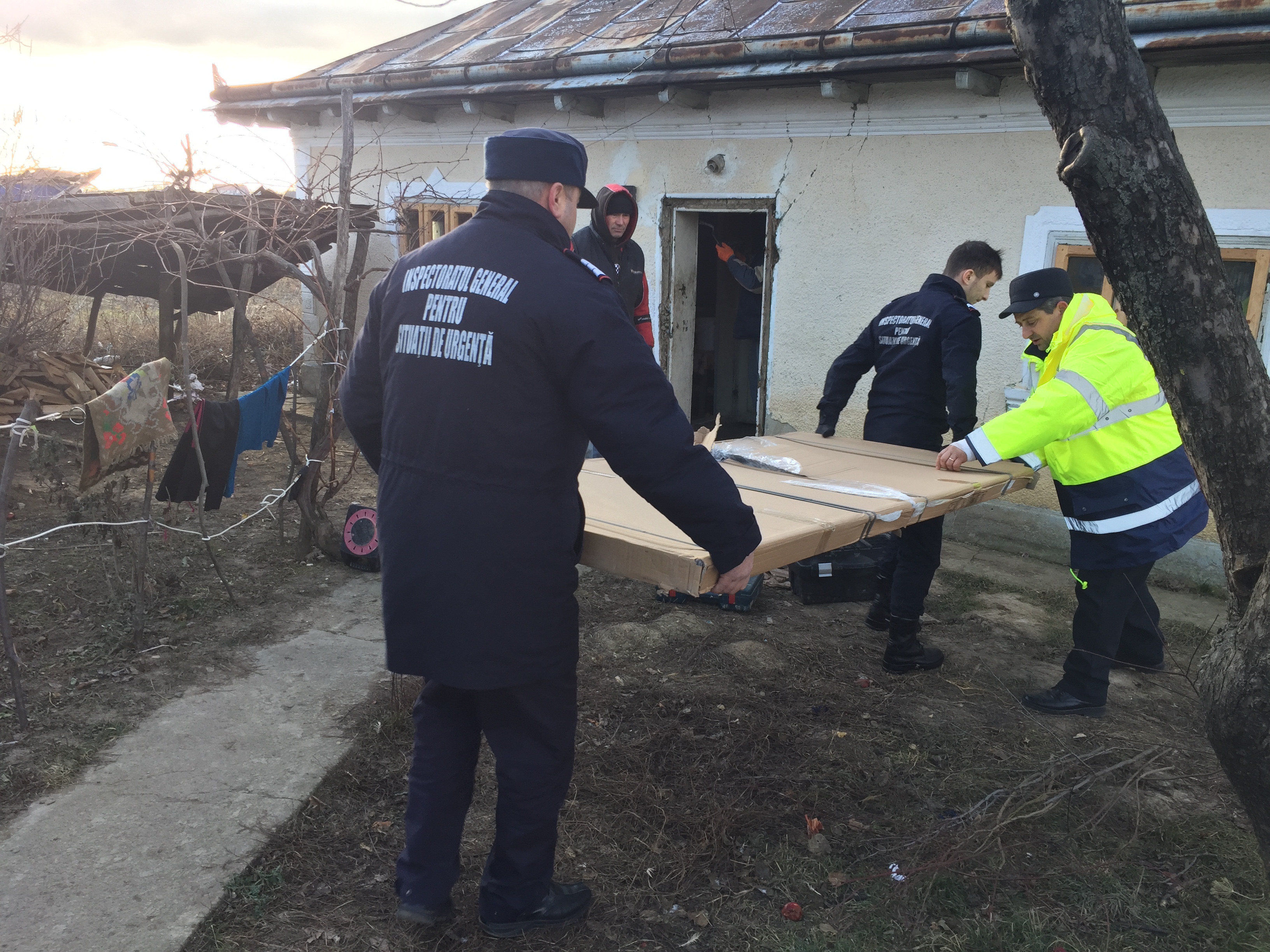 Pompierii au adus bucurie în sufletul unor copii GALERIE FOTO