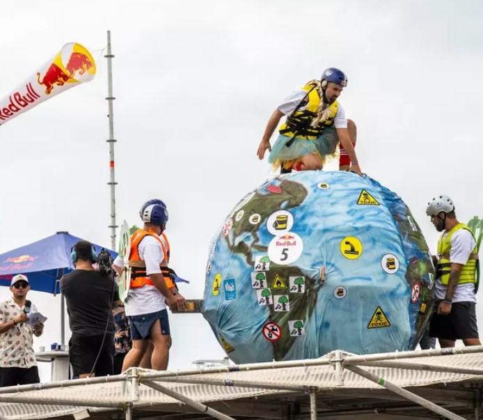 38 de piloți trăsniți au sfidat gravitația la Red Bull Flugtag cu mașinăriile lor zburătoare. Echipa Pegasus 27 a câștigat competiția