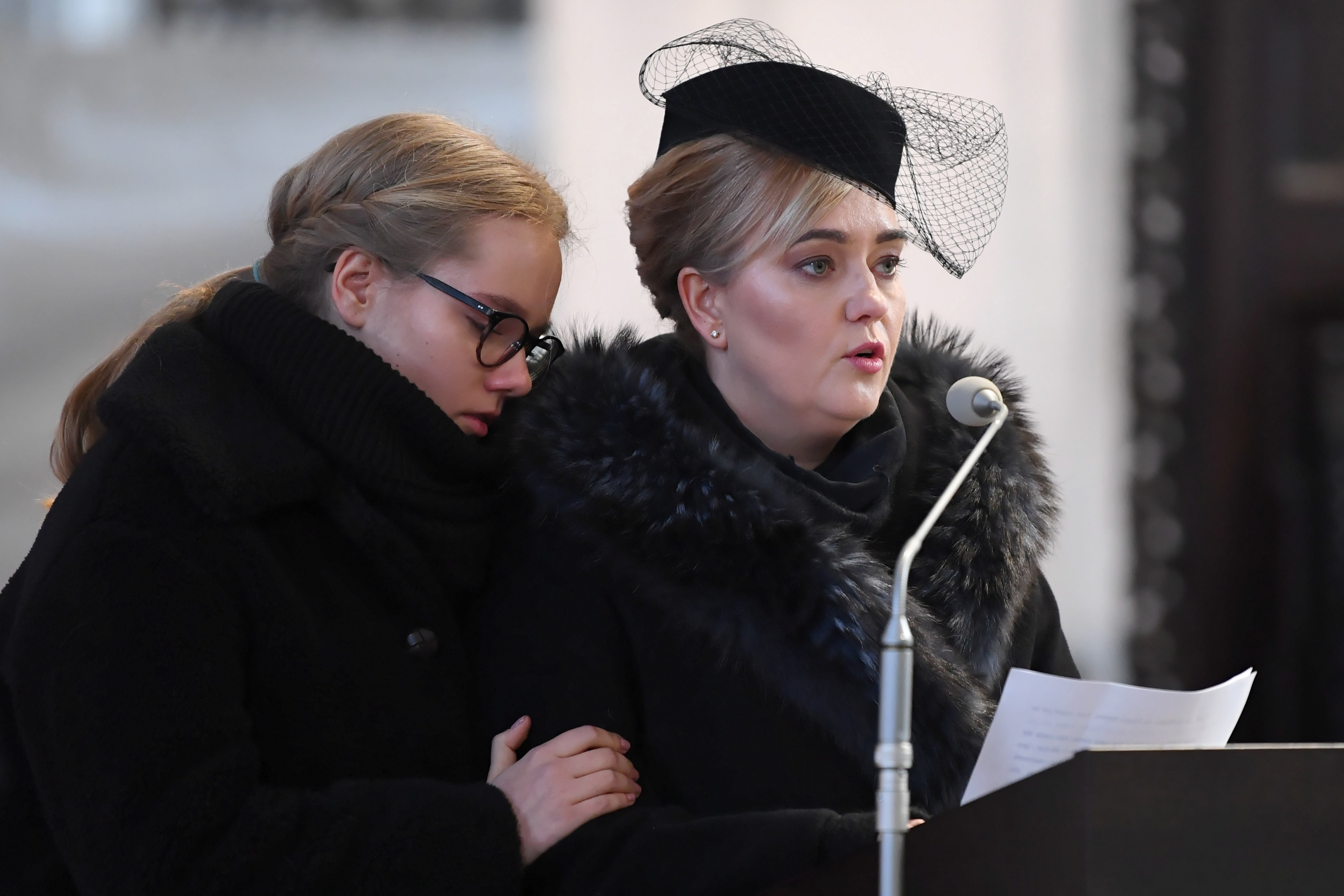 GALERIE FOTO: Zeci de mii de oameni l-au condus pe ultimul drum pe primarul din Gdansk, înjunghiat pe scenă, în timpul unui eveniment