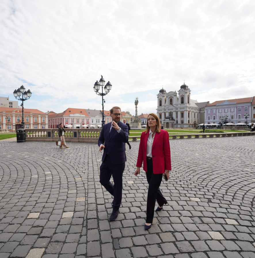 Roberta Metsola s-a plimbat în Timișoara alături de Dominic Fritz: „I-am arătat semnele gloanţelor care au mai rămas pe clădirile noastre” 