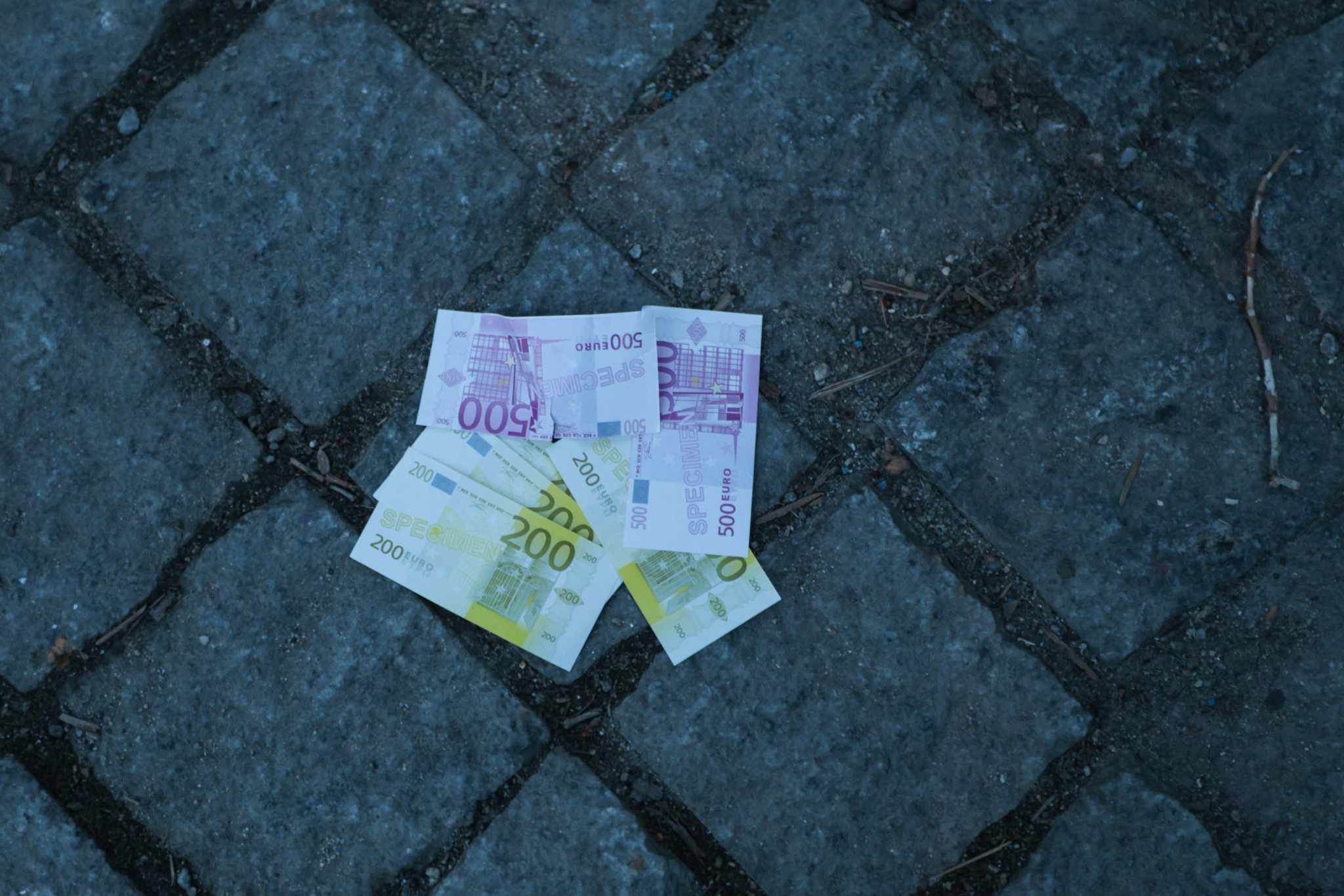 Protest AUR în fața imobilului din Aviatorilor renovat în secret pentru 7 milioane de euro: „După mandat, un palat”