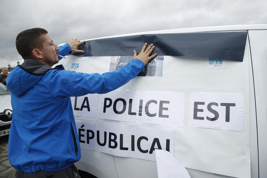 De ce și-au aruncat polițiștii francezi cătușele pe jos. Proteste în toată Franța: “Fără poliție, fără pace”
