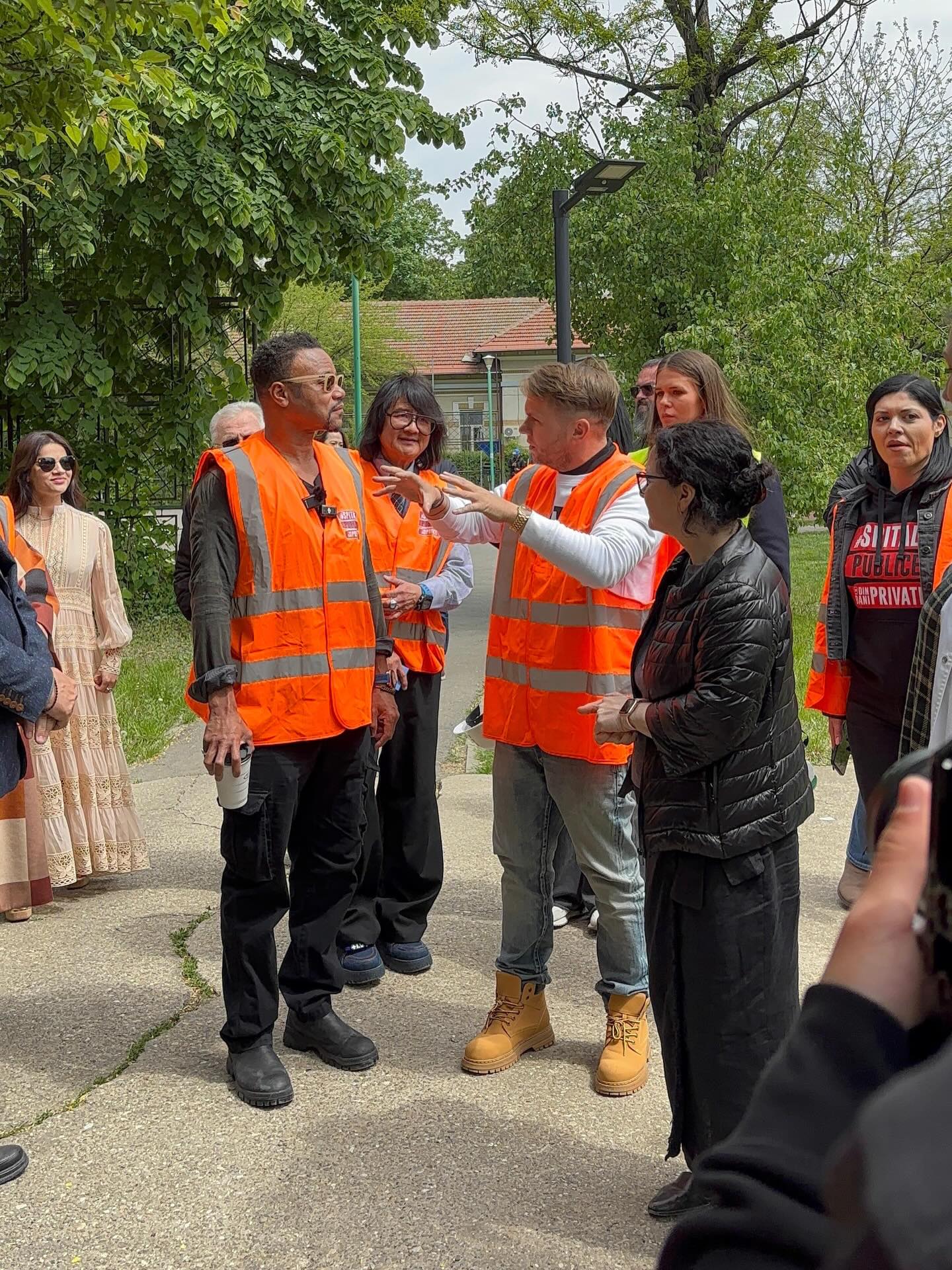 Cuba Gooding jr, vizită în România. Actorul a ajuns pe șantierul clinicii de la Obregia și la Senat