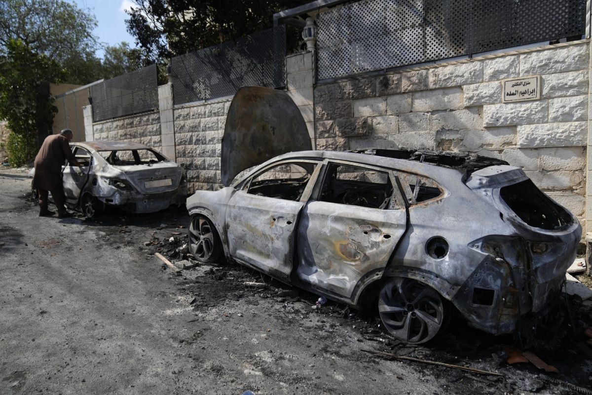 Case și mașini dintr-un sat de palestinieni din Cisiordania, incendiate de coloniștii israelieni