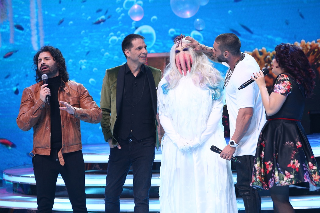 S-a transformat în Lady Gaga și a cântat în hamuri, deasupra scenei,  deși îi e frică de înălțime | FOTO
