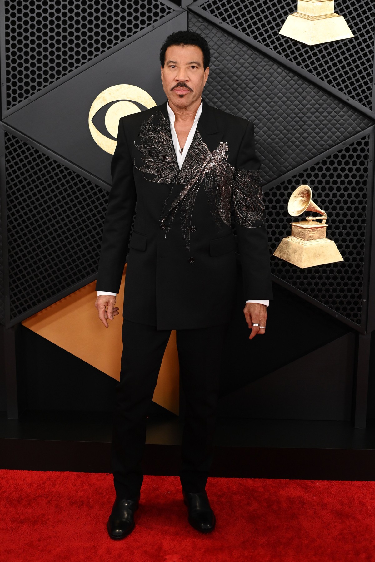 Ținutele vedetelor la Premiile Grammy 2024. În comparație cu Taylor Swift, care a purtat o rochie albă, Billie Eilish s-a îmbrăcat într-o jachetă cu pantaloni largi