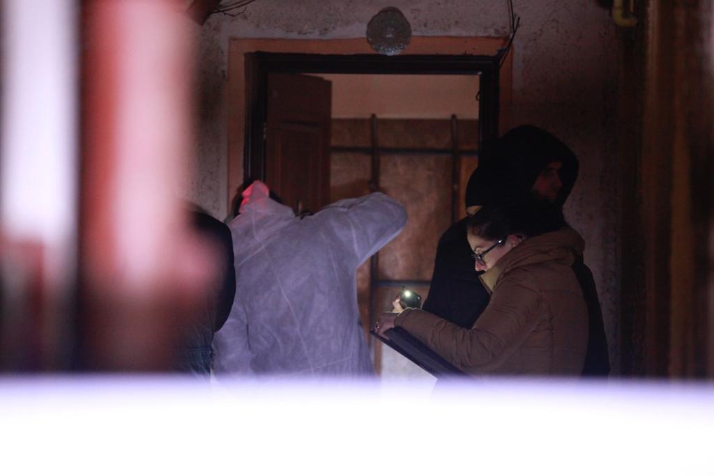 FOTO/Un tânăr și-a înjunghiat mortal unchiul, fost cadru militar. Vecinii spun că se droga şi avea un anturaj dubios