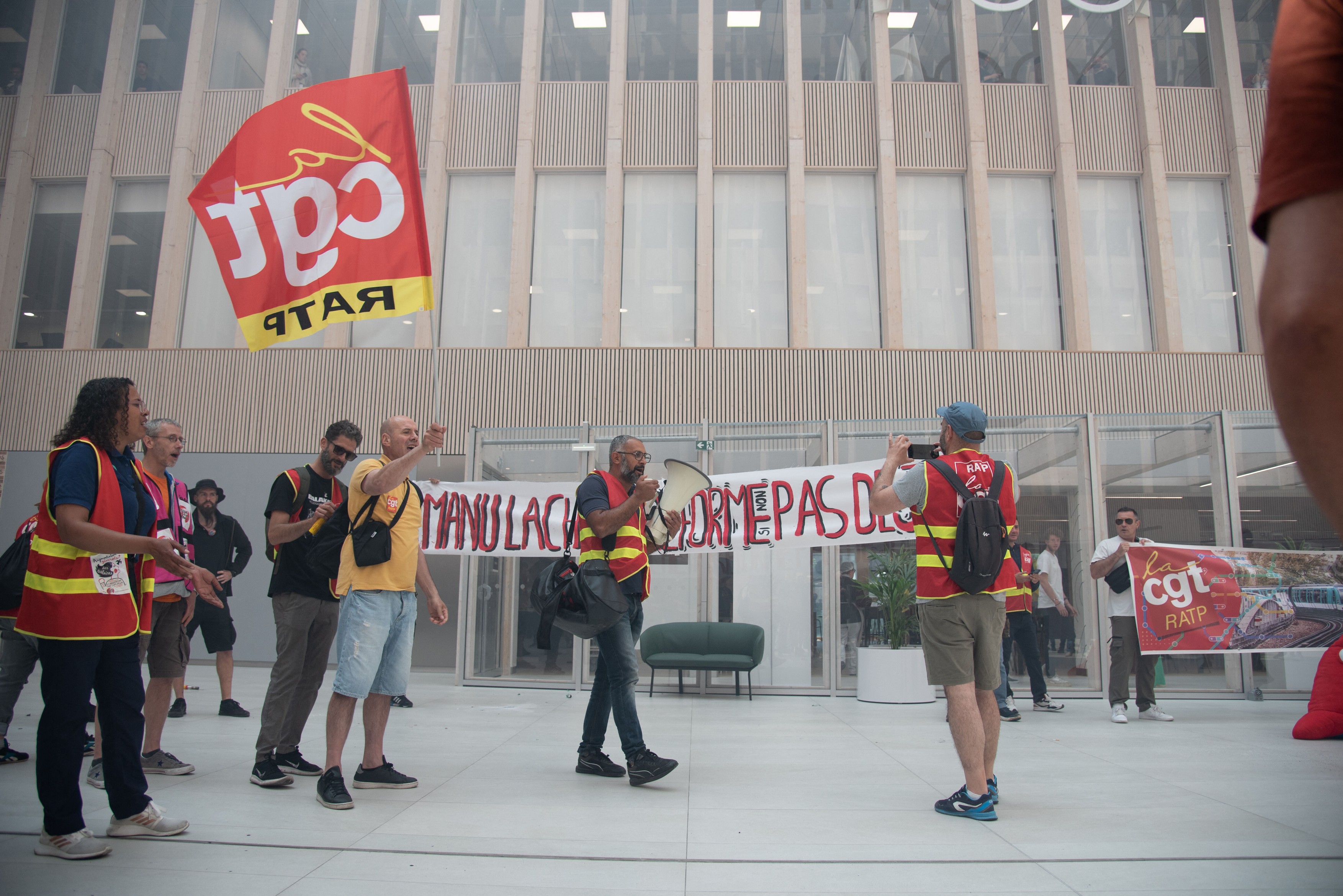 Noi proteste în Franța față de reforma pensiilor. Manifestanții au ocupat pentru scurt timp sediul Jocurilor Olimpice de vară din Paris