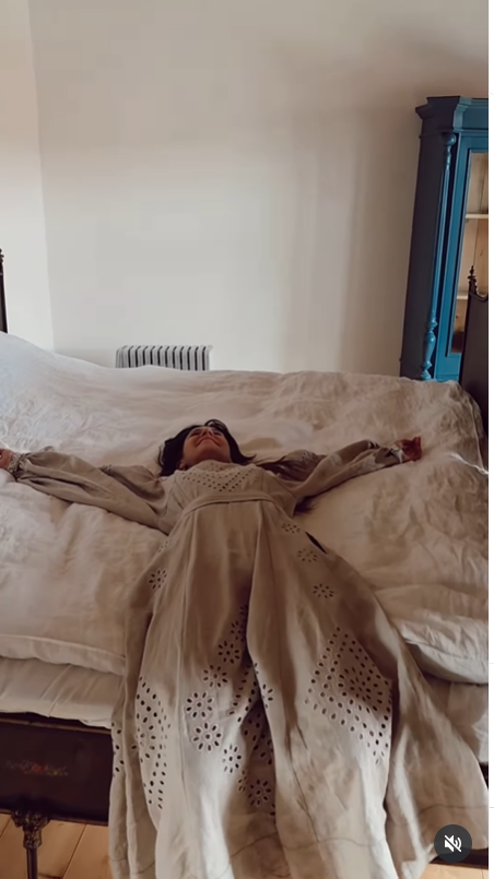 Dana Rogoz a făcut turul casei de la Viscri și a arătat cum este în interior. Patul din dormitor a atras atenția tuturor. E spectaculos