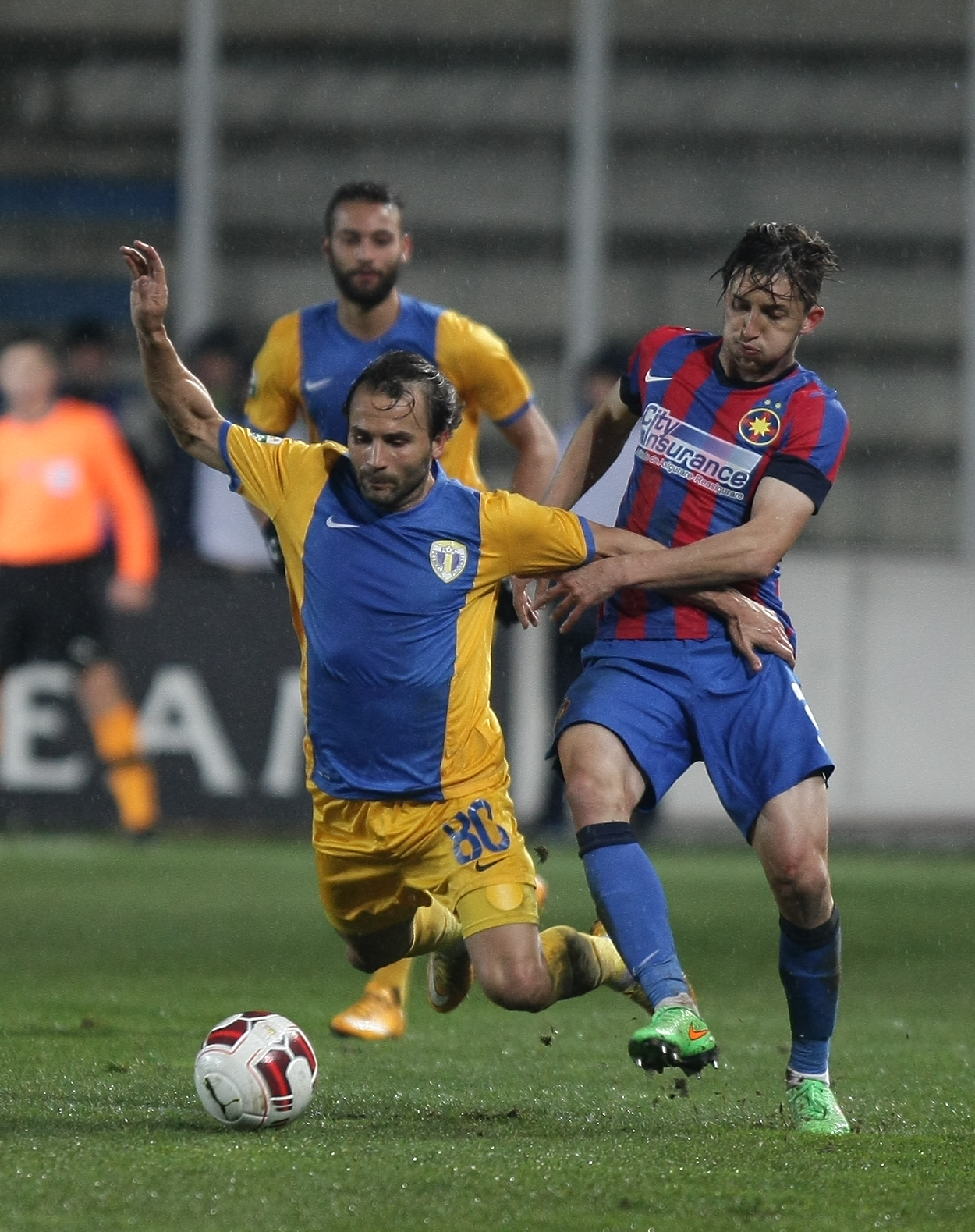 Cupa României, semifinale: PETROLUL - STEAUA 1-1. Arbitru ComănesKO / VIDEO