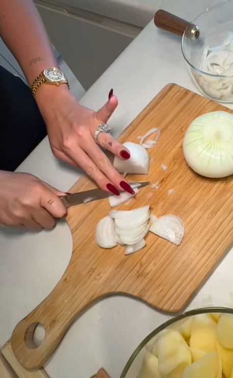 Georgina Rodriguez, virală pe Instagram cu rețeta ei de omletă spaniolă. Clipul în care iubita lui Cristiano Ronaldo gătește are peste 71 de milioane de vizualizări