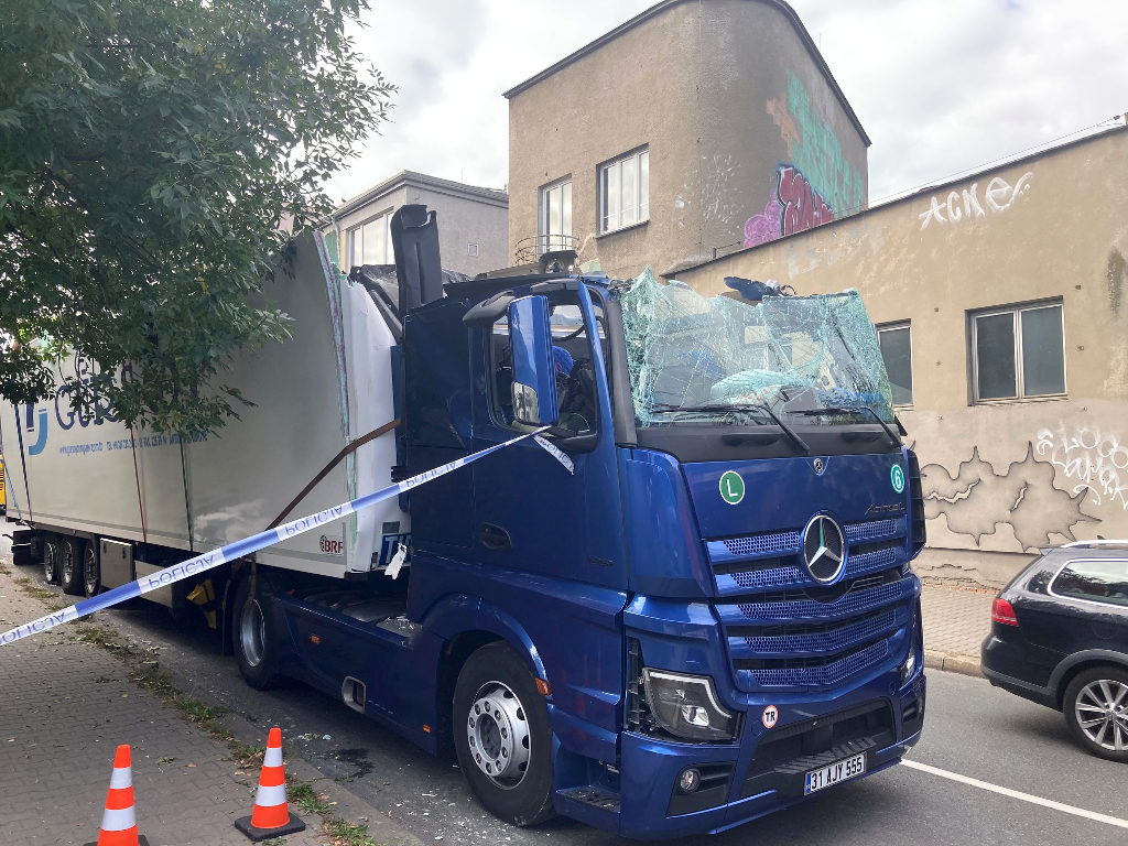Camion „decapitat” sub un viaduct de cale ferată, în Polonia. Șoferul venit să-și ajute colegul cu alt camion a rupt un semafor