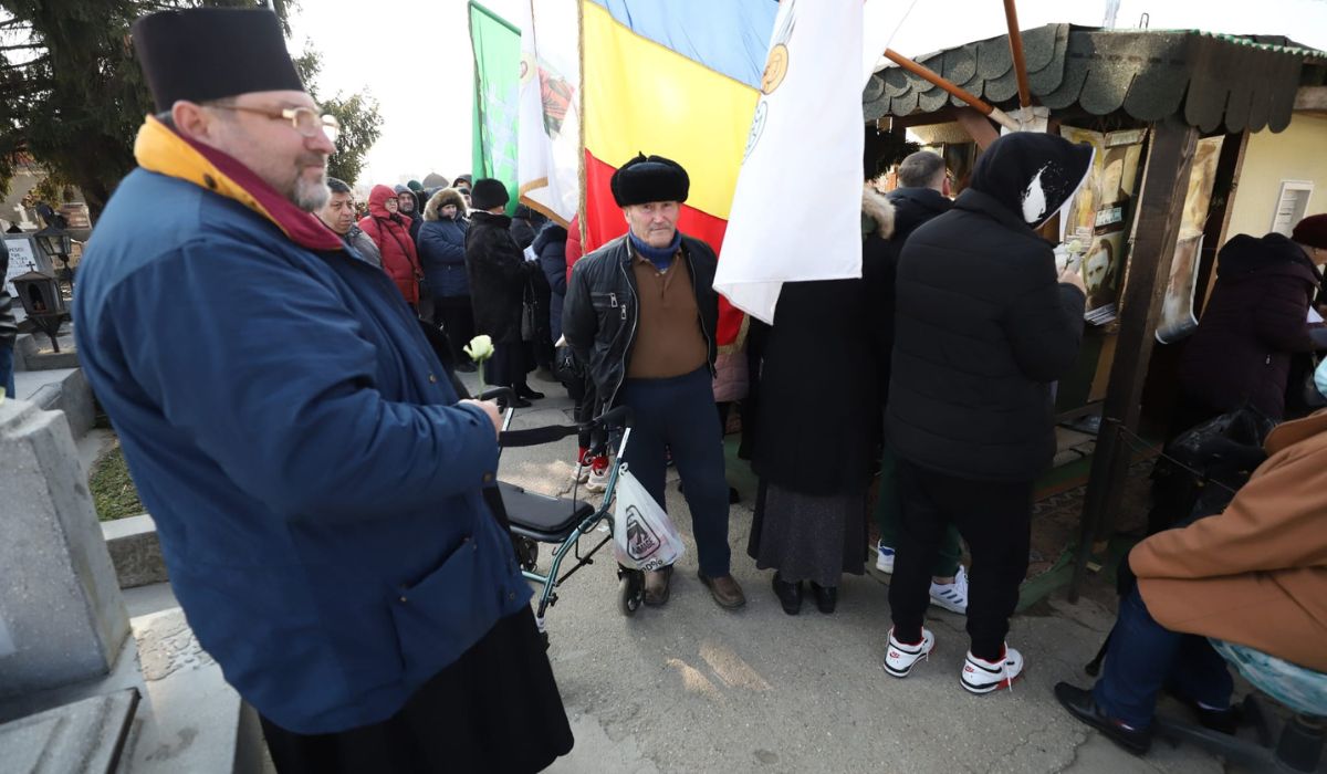 Coada de sute de oameni la mormântul preotului legionar Ilie Lăcătușu, canonizat de BOR în 2024: „L-am cunoscut personal”