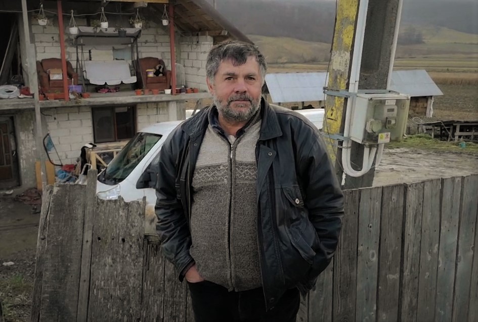REPORTAJ. Cum s-a trezit un gospodar din judeţul Bacău cu trei ruşi în curtea casei: „Am scris cu dalta pe cruce Eroi Necunoscuţi”