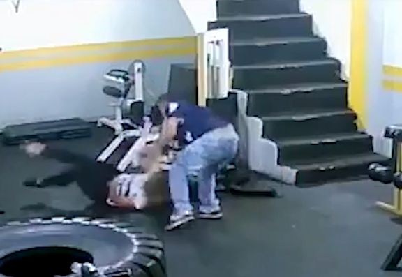 Un culturist și-a bătut fosta iubită pentru că a refuzat să se întoarcă la el. Atac la sala de sport, totul a fost filmat | FOTO