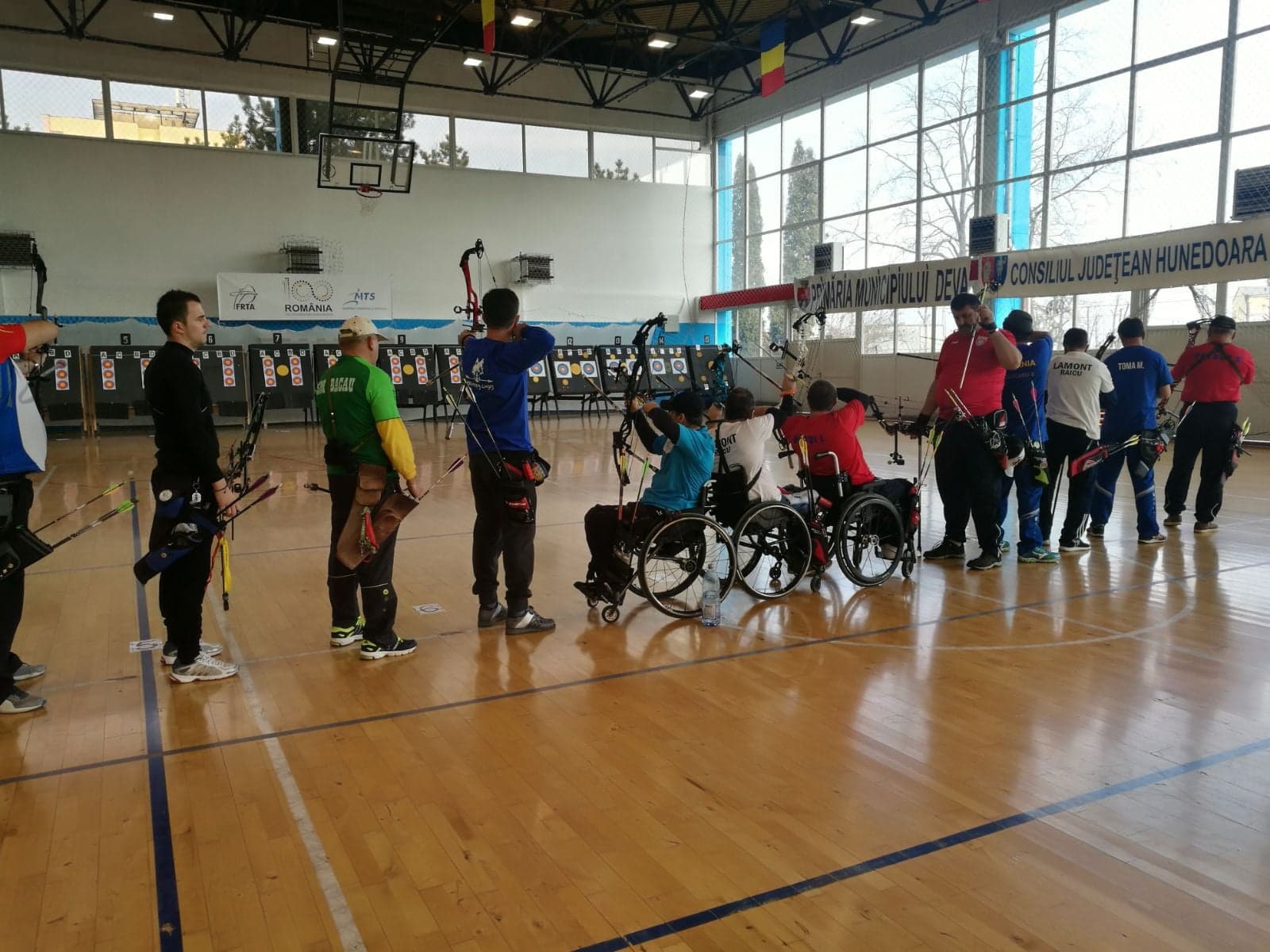 Începe Campionatul Național de Tir cu Arcul indoor destinat persoanelor cu dizabilități fizice. Competiția, în sala de sport a Liceului Traian din București | FOTO