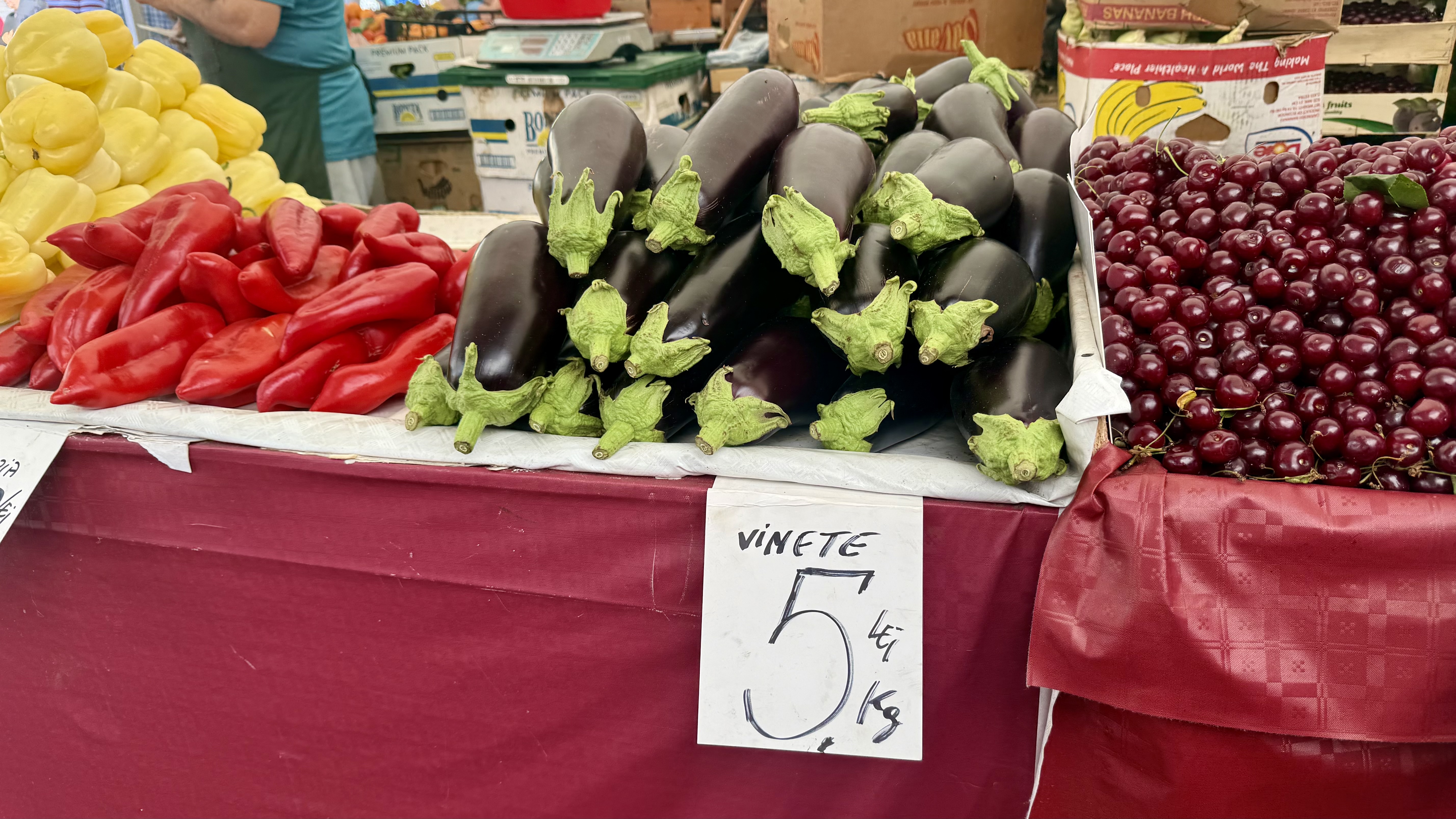 Cât costă kilogramul de vinete în piețe. Românii stau la cozi pentru salata preferată a verii